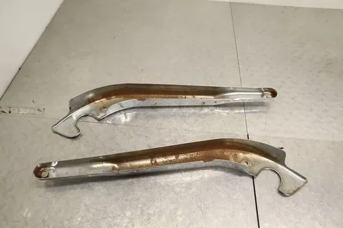 97-04 SUZUKI MARAUDER 800 OEM REAR PASSENGER FENDER GRAB RAIL 47220-48E00