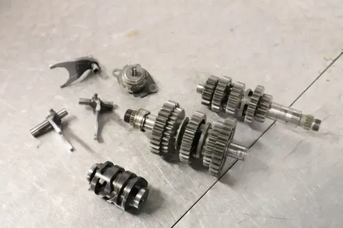01-07 YAMAHA YZ250F OEM ENGINE TRANSMISSION TRANNY ASSEMBLY GEARS