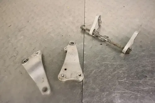 2010-2013 YAMAHA YZ450F ENGINE MOUNTS 33D-21425-00-00 33D-21426-00-00 FREE SHIP