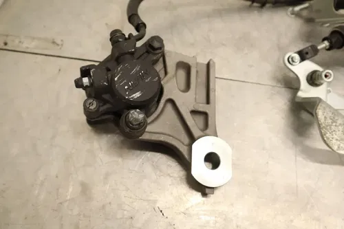 09-17 YAMAHA FZ6R OEM REAR BACK BRAKE CALIPER W MOUNT BRACKET 20S-2580W-10-00