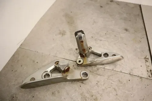 1995 KAWASAKI VULCAN 750 VN750A OEM REAR BACK PASSENGER PEG SET PAIR BRACKET