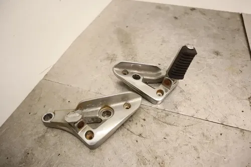 1995 KAWASAKI VULCAN 750 VN750A OEM REAR BACK PASSENGER PEG SET PAIR BRACKET