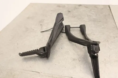 2006 KAWASAKI NINJA ZX6R ZX636C OEM REAR BACK PASSENGER PEG SET PAIR 35063-0144