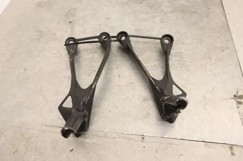 2006 KAWASAKI NINJA ZX6R ZX636C OEM REAR BACK PASSENGER PEG SET PAIR 35063-0144