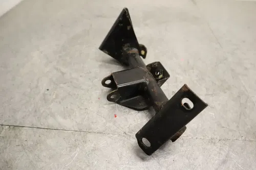 2003 POLARIS PREDATOR 500 MOTOR ENGINE MOUNT STAY BRACKET 1013893-067