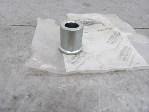YAMAHA OEM NOS FRONT WHEEL AXLE SPACER COLLAR  4ES-25183-10  YZ80