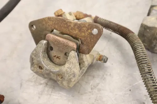 1999 YAMAHA GRIZZLY 600 YFM600FWA 4X4 OEM RIGHT FRONT BRAKE CALIPER W MASTER