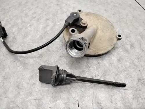 2004 SUZUKI TWIN PEAKS 700 LTV700F 4X4 OEM OIL COVER W DIP STICK REVERSE SENSOR