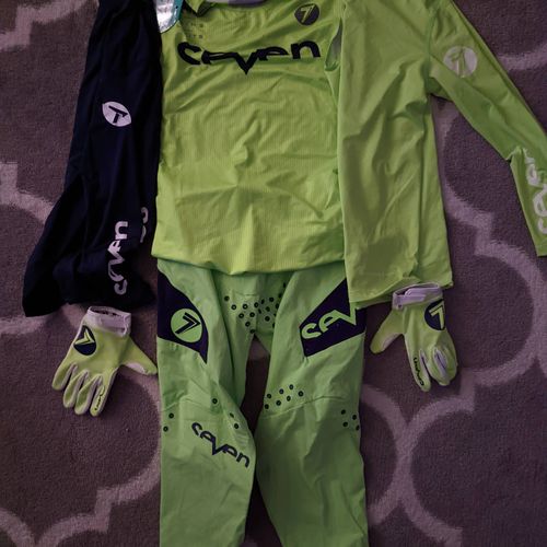 Youth Seven Gear Combo - Size M/24