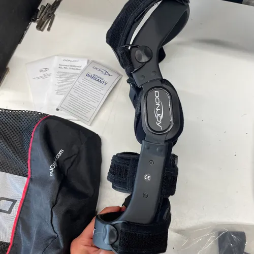 Donjoy Defiance Custom Knee brace Left knee 