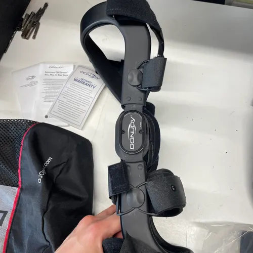 Donjoy Defiance Custom Knee brace Left knee 