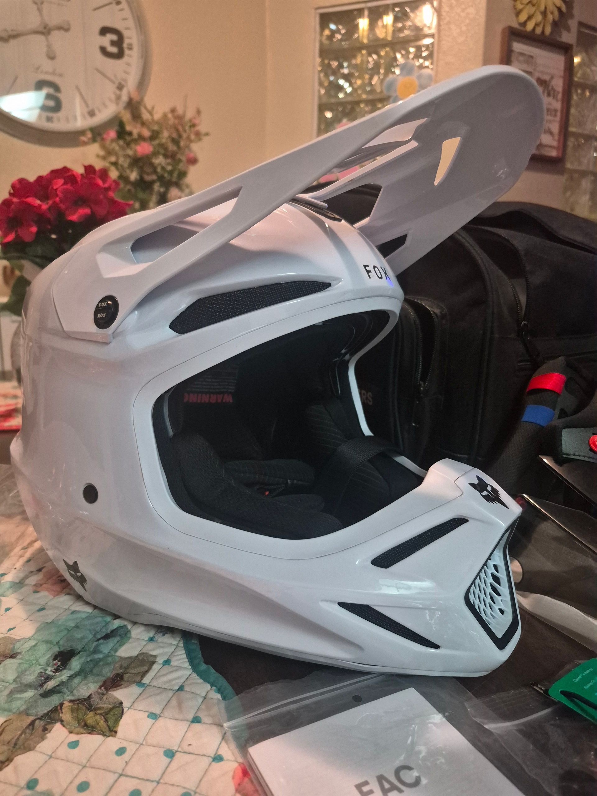FOX 2026 V3 RS CARBON SOLID WHITE HELMET