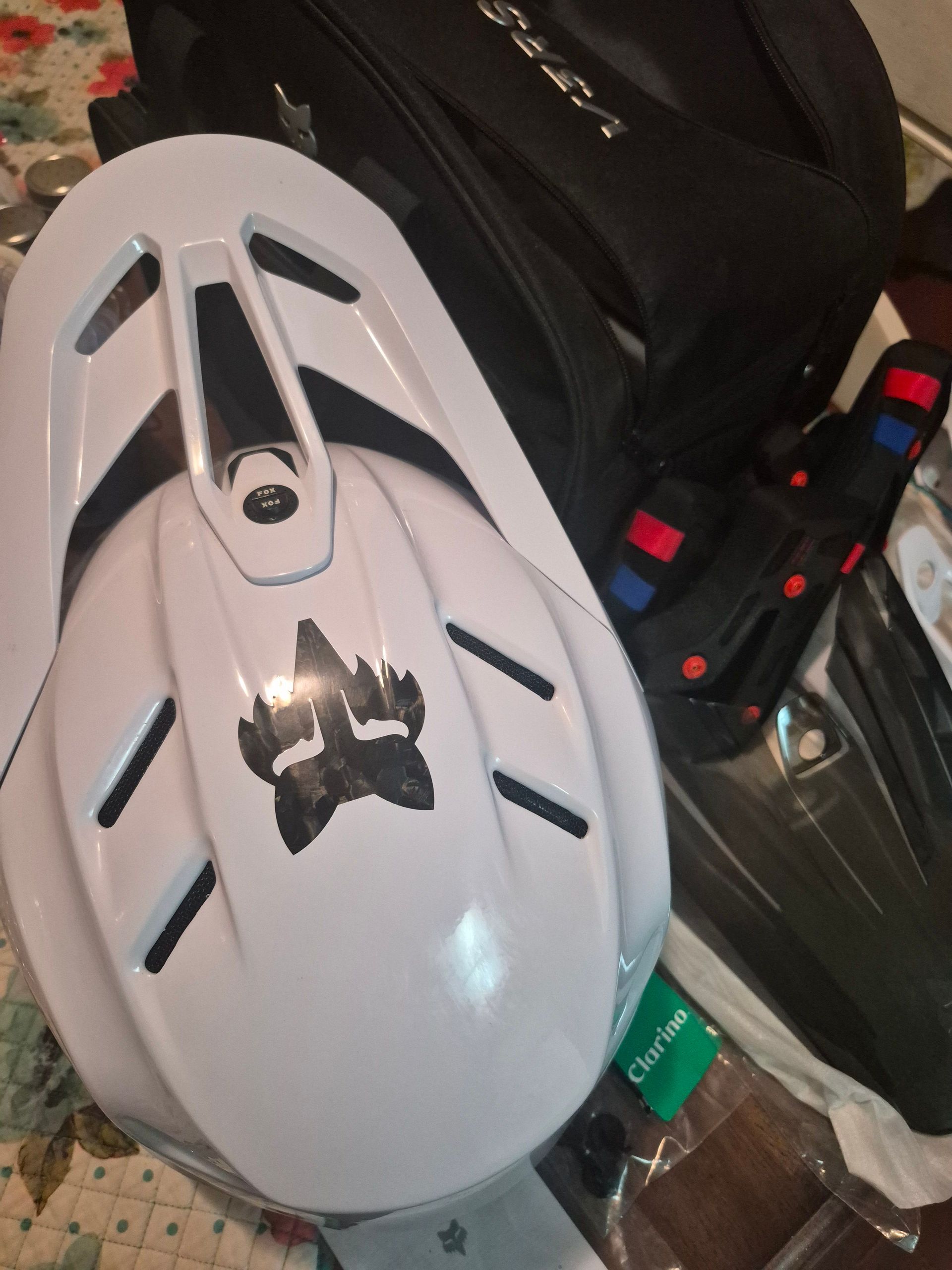 FOX 2026 V3 RS CARBON SOLID WHITE HELMET