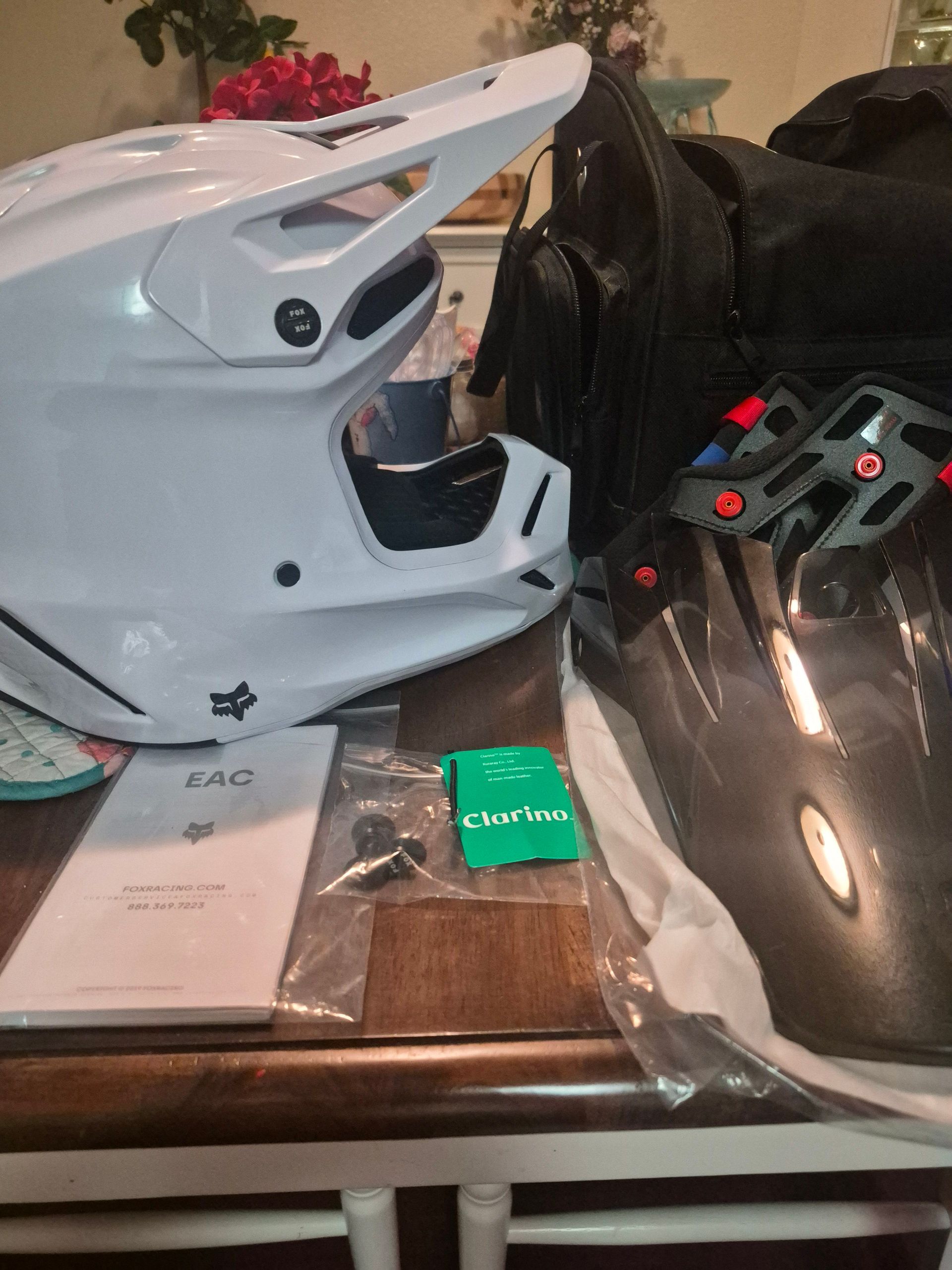 FOX 2026 V3 RS CARBON SOLID WHITE HELMET