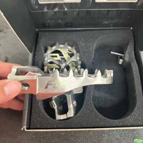 Flo Foot Pegs