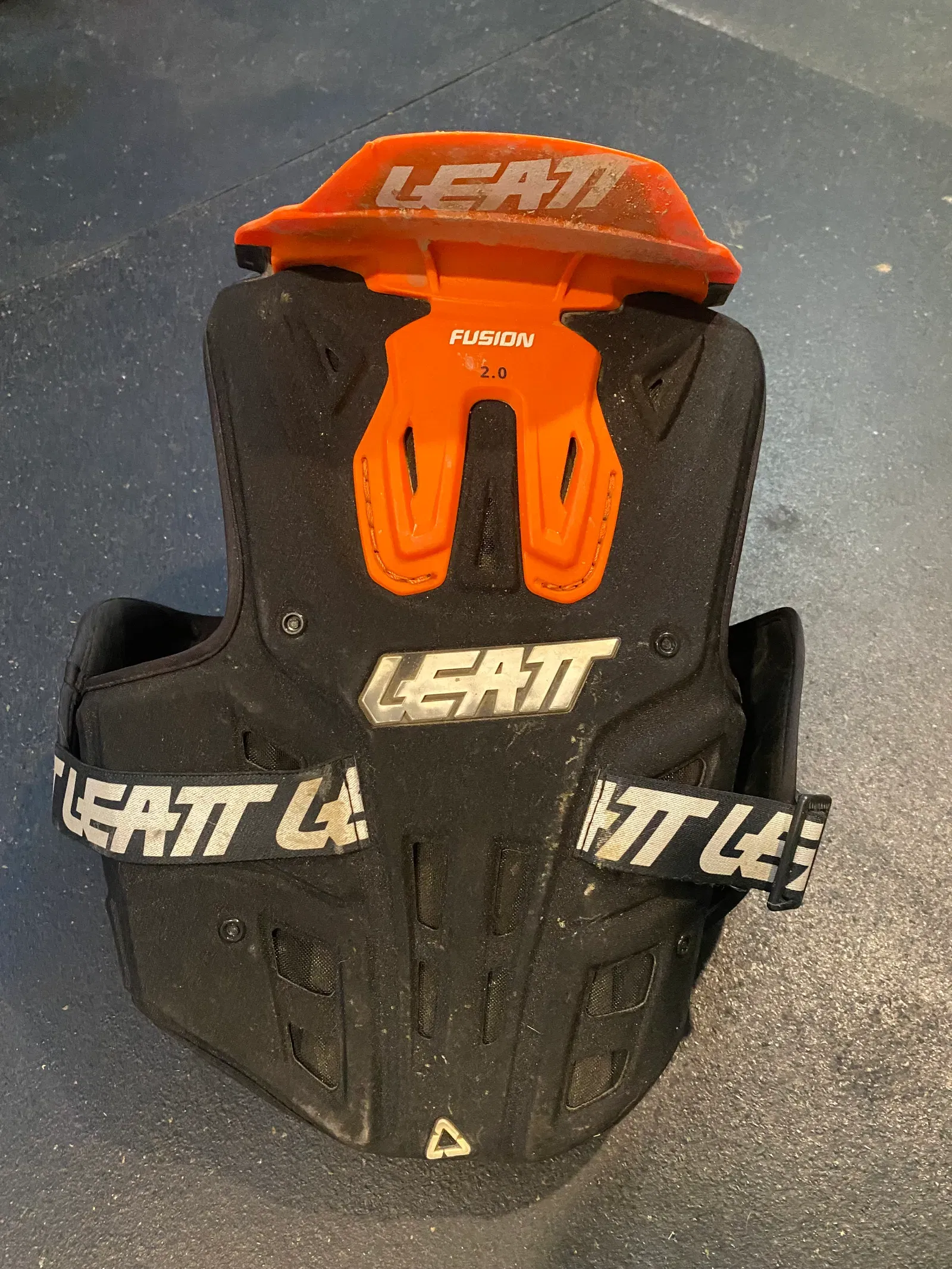 PETTORINA LEATT 4.5 CHEST PROTECTOR HUSQVARNA 2024 - Ragni Moto