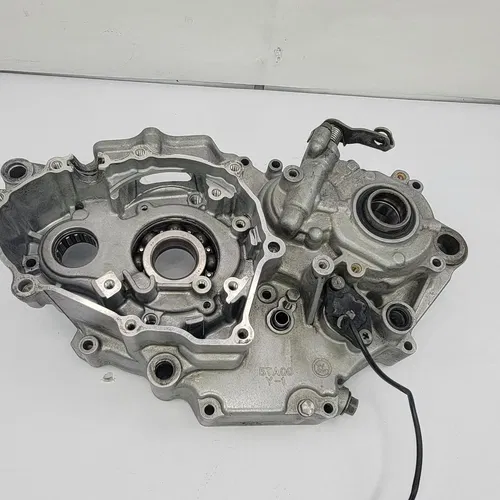 2003 2003-2005 YAMAHA YZ450f YZ 450F Engine Crankcase Left Side Crank Case OEM