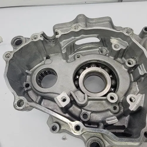 2003 2003-2005 YAMAHA YZ450f YZ 450F Engine Crankcase Left Side Crank Case OEM