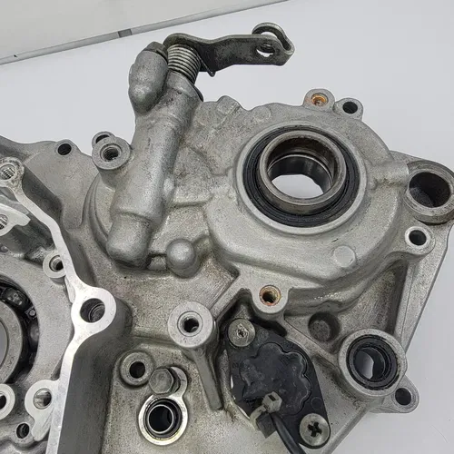 2003 2003-2005 YAMAHA YZ450f YZ 450F Engine Crankcase Left Side Crank Case OEM