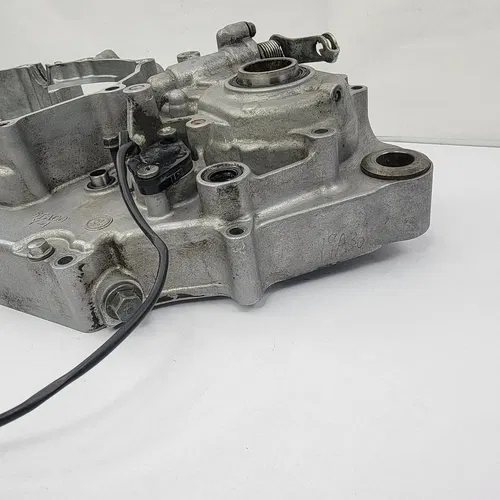2003 2003-2005 YAMAHA YZ450f YZ 450F Engine Crankcase Left Side Crank Case OEM