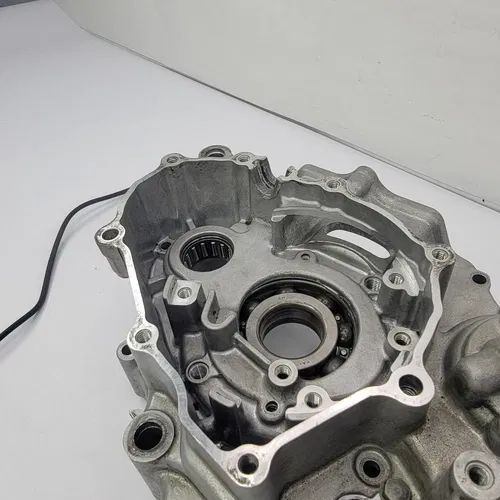 2003 2003-2005 YAMAHA YZ450f YZ 450F Engine Crankcase Left Side Crank Case OEM