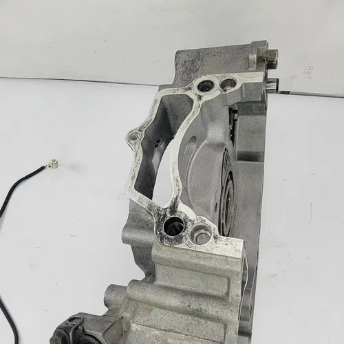 2003 2003-2005 YAMAHA YZ450f YZ 450F Engine Crankcase Left Side Crank Case OEM