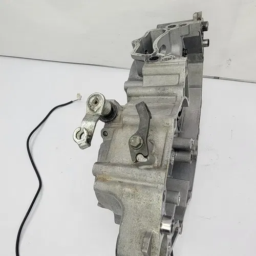 2003 2003-2005 YAMAHA YZ450f YZ 450F Engine Crankcase Left Side Crank Case OEM
