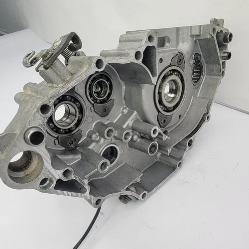 2003 2003-2005 YAMAHA YZ450f YZ 450F Engine Crankcase Left Side Crank Case OEM