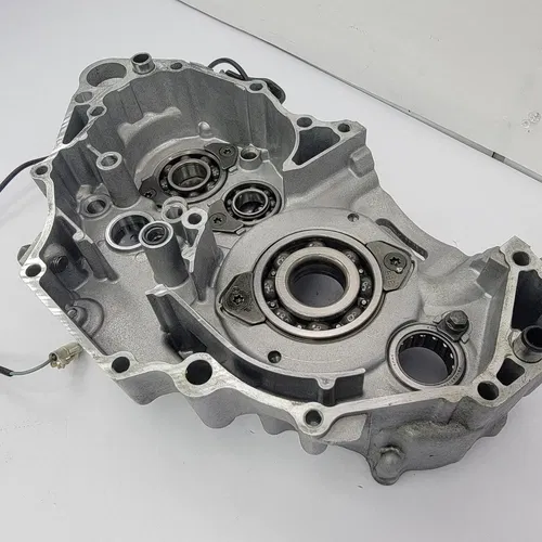 2003 2003-2005 YAMAHA YZ450f YZ 450F Engine Crankcase Left Side Crank Case OEM