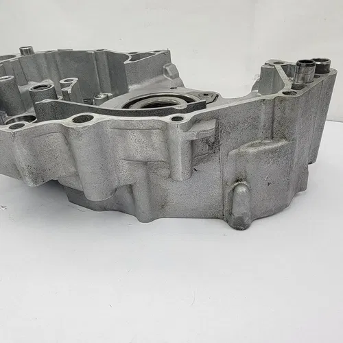 2003 2003-2005 YAMAHA YZ450f YZ 450F Engine Crankcase Left Side Crank Case OEM