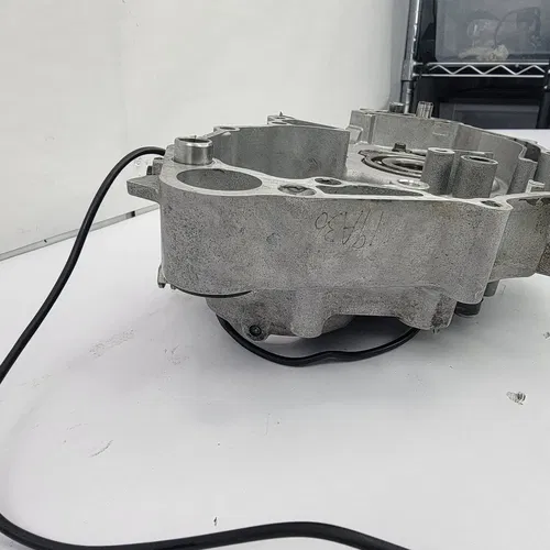 2003 2003-2005 YAMAHA YZ450f YZ 450F Engine Crankcase Left Side Crank Case OEM