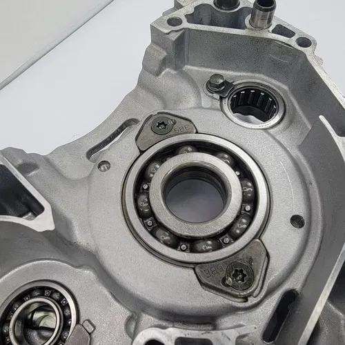 2003 2003-2005 YAMAHA YZ450f YZ 450F Engine Crankcase Left Side Crank Case OEM