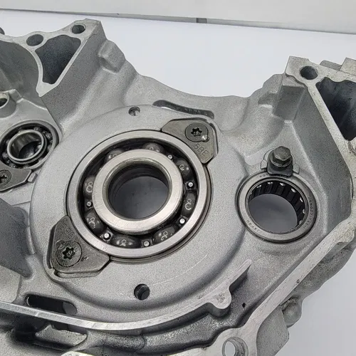 2003 2003-2005 YAMAHA YZ450f YZ 450F Engine Crankcase Left Side Crank Case OEM