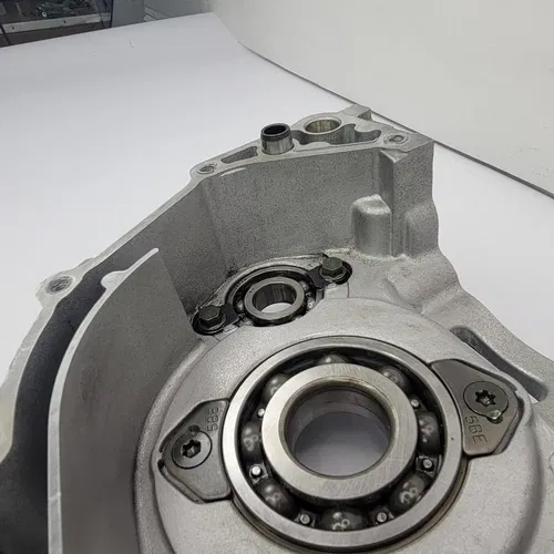 2003 2003-2005 Yamaha YZ450F YZ 450F Engine Crankcase Right Side Crank Case OEM