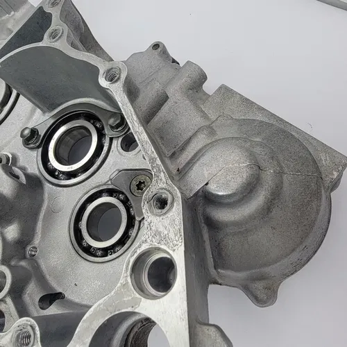2003 2003-2005 Yamaha YZ450F YZ 450F Engine Crankcase Right Side Crank Case OEM