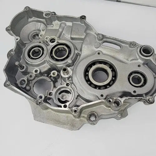 2003 2003-2005 Yamaha YZ450F YZ 450F Engine Crankcase Right Side Crank Case OEM