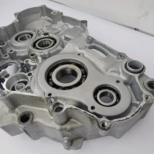 2003 2003-2005 Yamaha YZ450F YZ 450F Engine Crankcase Right Side Crank Case OEM