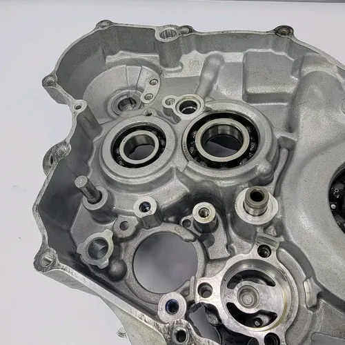 2003 2003-2005 Yamaha YZ450F YZ 450F Engine Crankcase Right Side Crank Case OEM