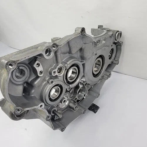 2003 2003-2005 Yamaha YZ450F YZ 450F Engine Crankcase Right Side Crank Case OEM