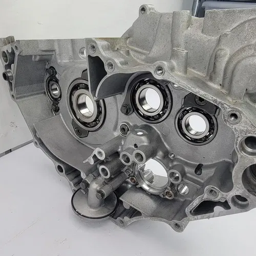 2003 2003-2005 Yamaha YZ450F YZ 450F Engine Crankcase Right Side Crank Case OEM