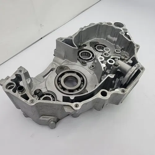 2003 2003-2005 Yamaha YZ450F YZ 450F Engine Crankcase Right Side Crank Case OEM