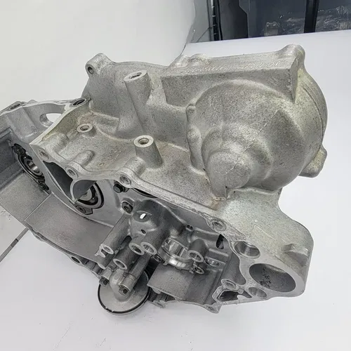 2003 2003-2005 Yamaha YZ450F YZ 450F Engine Crankcase Right Side Crank Case OEM
