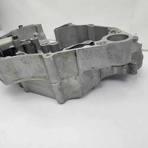 2003 2003-2005 Yamaha YZ450F YZ 450F Engine Crankcase Right Side Crank Case OEM