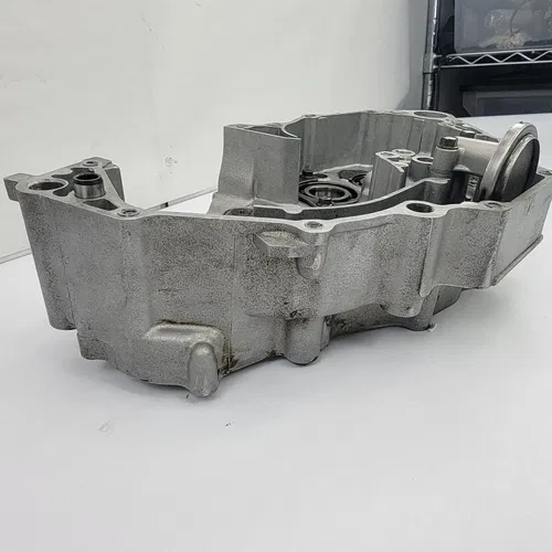 2003 2003-2005 Yamaha YZ450F YZ 450F Engine Crankcase Right Side Crank Case OEM