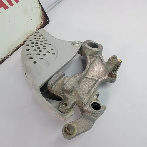 2001 99-01 WR250F YZ125 YZ426F YZ250F Rear Brake Caliper Mount Bracket And Guard