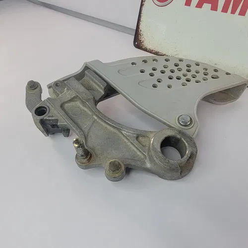 2001 99-01 WR250F YZ125 YZ426F YZ250F Rear Brake Caliper Mount Bracket And Guard