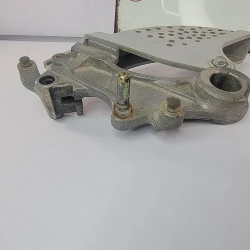 2001 99-01 WR250F YZ125 YZ426F YZ250F Rear Brake Caliper Mount Bracket And Guard