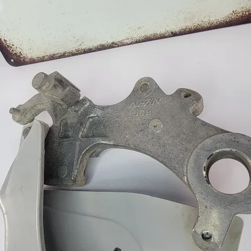 2001 99-01 WR250F YZ125 YZ426F YZ250F Rear Brake Caliper Mount Bracket And Guard