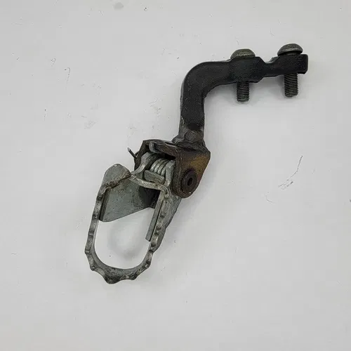 2005 1999-2006 YAMAHA TTR 250 TTR250 Foot Peg Right Foot Peg And Bracket OEM