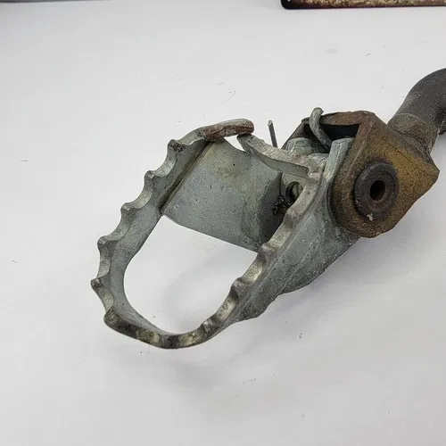 2005 1999-2006 YAMAHA TTR 250 TTR250 Foot Peg Right Foot Peg And Bracket OEM